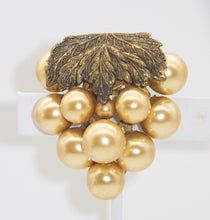 Load image into Gallery viewer, Vintage Deco 1920s Faux pearl clip  - JD10702