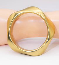 Load image into Gallery viewer, Golden Resin Bangle  - JD10819
