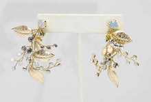 Load image into Gallery viewer, Contemporary Wire Leaf Pierces Earrings - JD10926