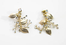 Load image into Gallery viewer, Contemporary Wire Leaf Pierces Earrings - JD10926