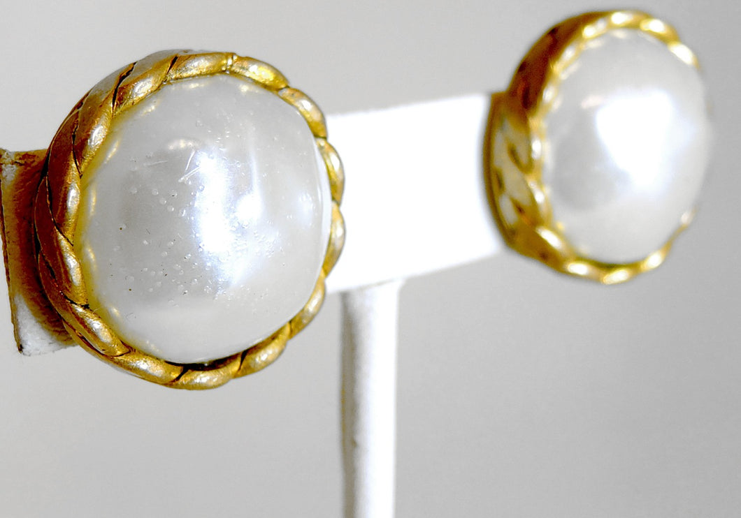 Vintage Chanel 1984 Faux Baroque Pearl Button Earrings – Connie