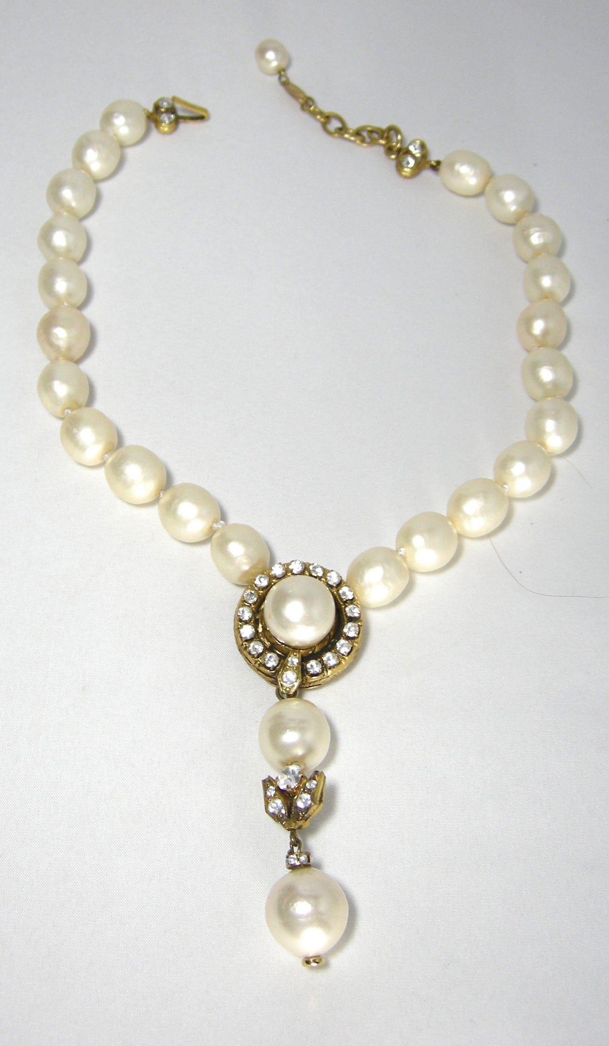 Signed Vintage Chanel Pearl Knotted Necklace - JD10221 – Connie