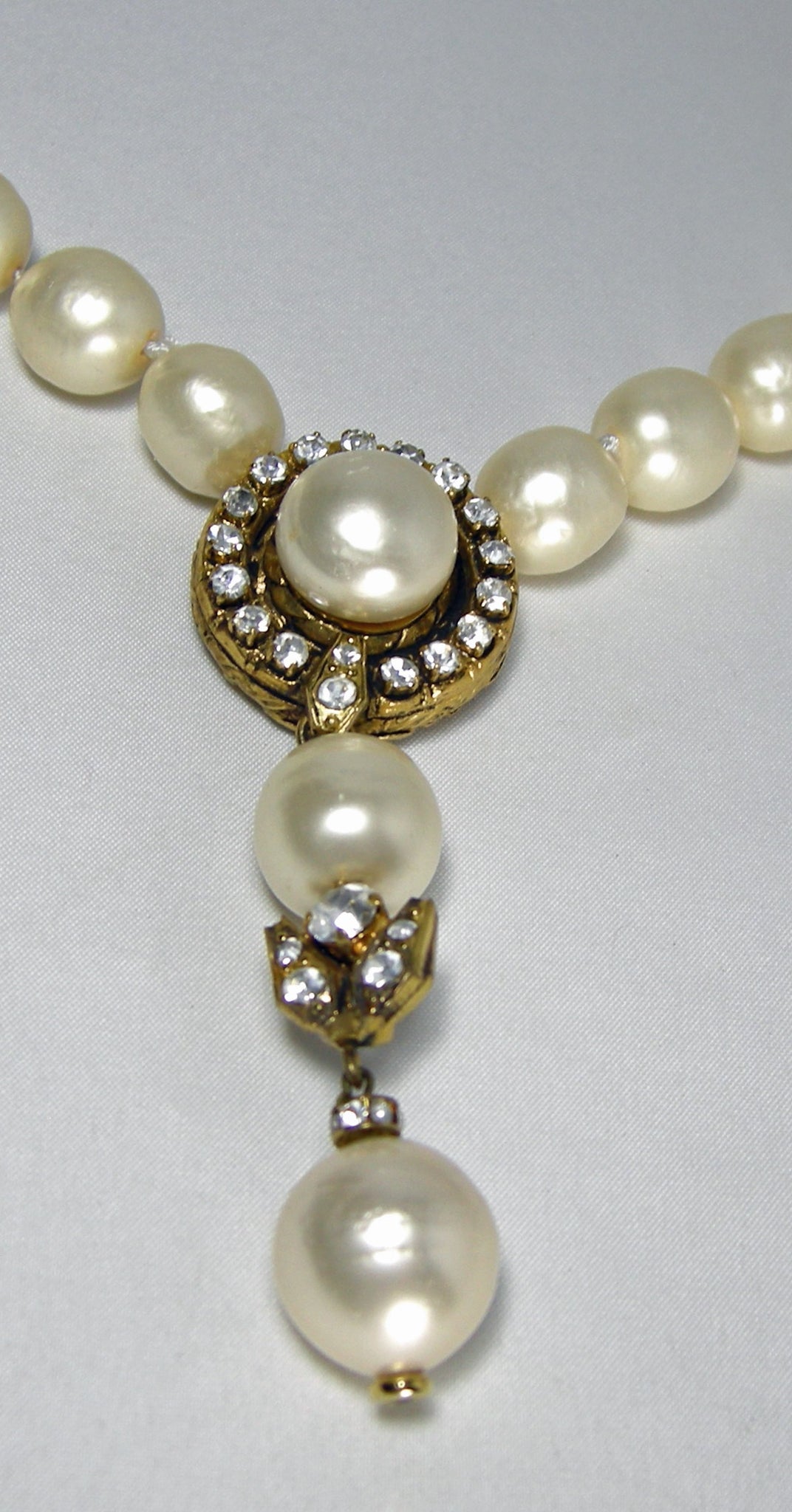 Signed Vintage Chanel Pearl Knotted Necklace - JD10221 – Connie DeNave's  Jeweldiva
