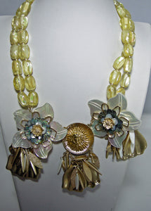 Vintage 1970s Lucite Floral Necklace