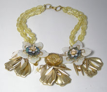 Load image into Gallery viewer, Vintage 1970s Lucite Floral Necklace