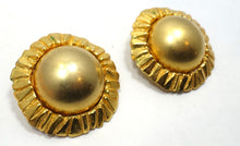 Load image into Gallery viewer, Vintage Signed Poggi Paris Clip Earrings