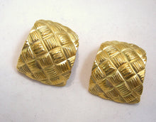 Load image into Gallery viewer, Vintage 60&#39;s Weave Design Clip Earrings